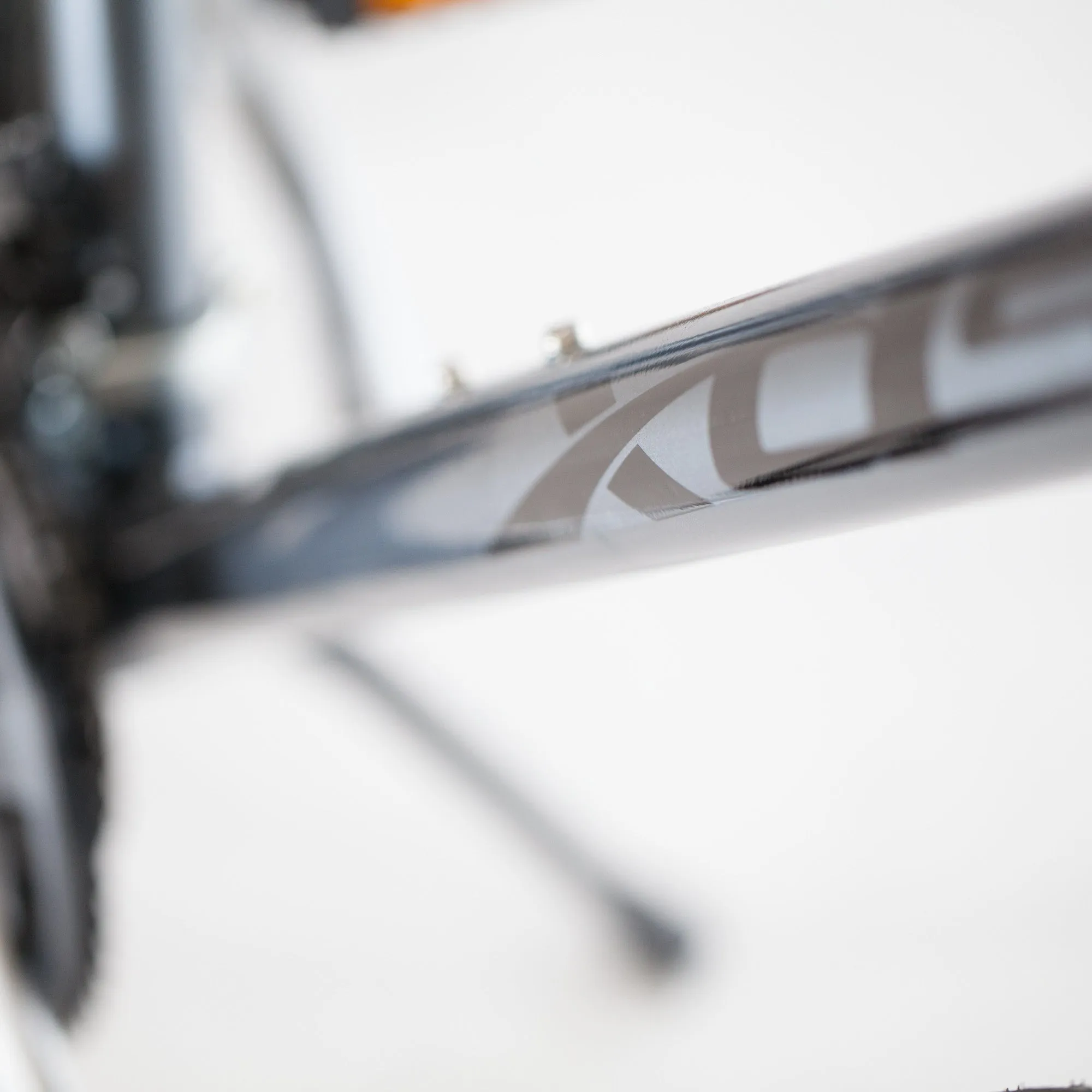 XDS Cross 200 21sp Comfort Hybrid Bike //  Graphite